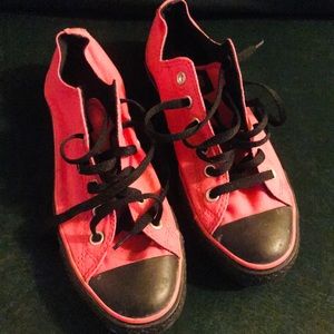 Women’s low top converse size 9 us